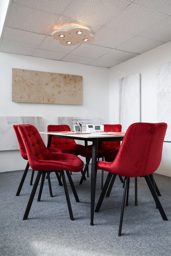 Showroom Eurotopin v Kdyni — vzorník kamenů a stropní topný panel ET4
